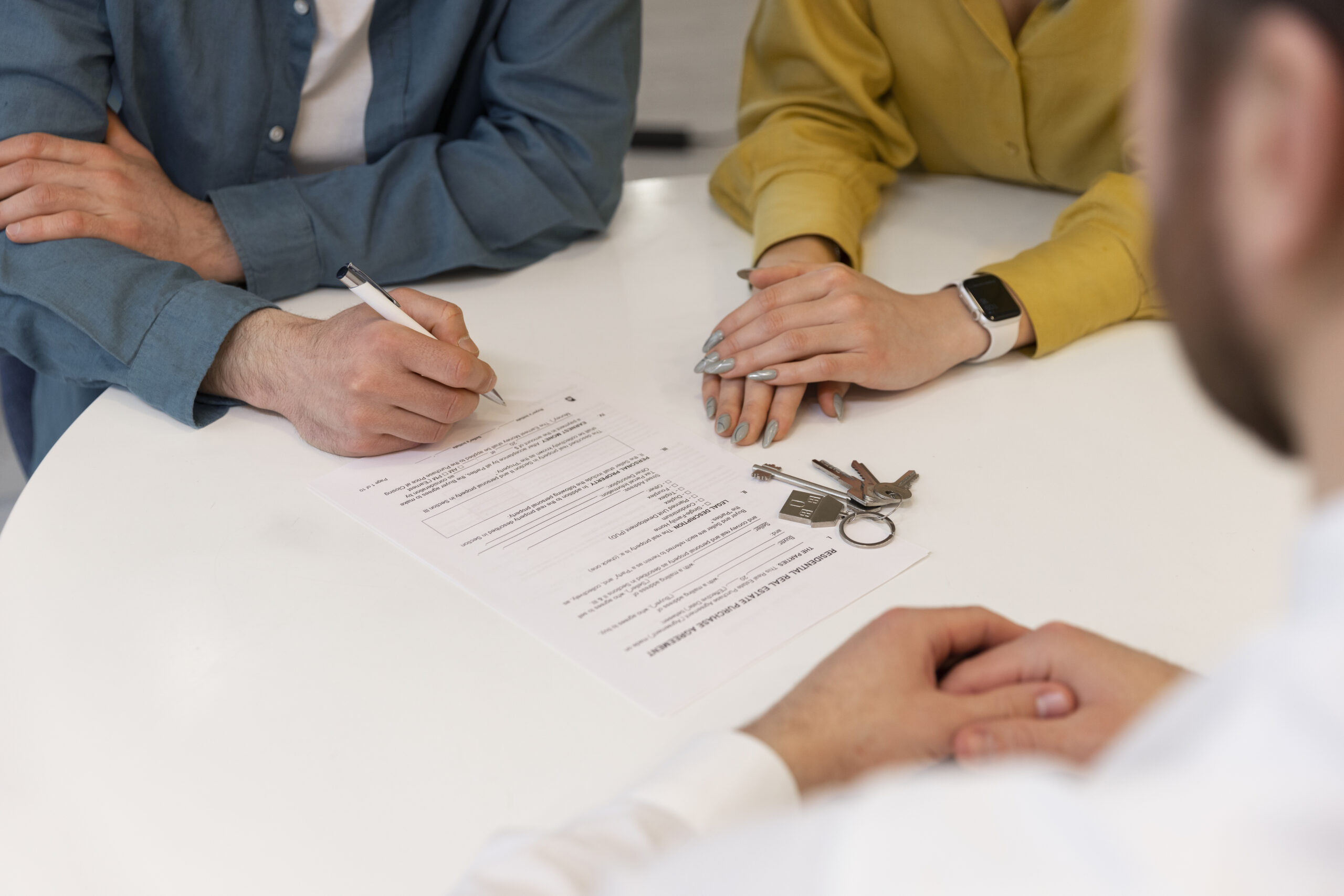Conseiller immobilier avec des clients autour d’un contrat